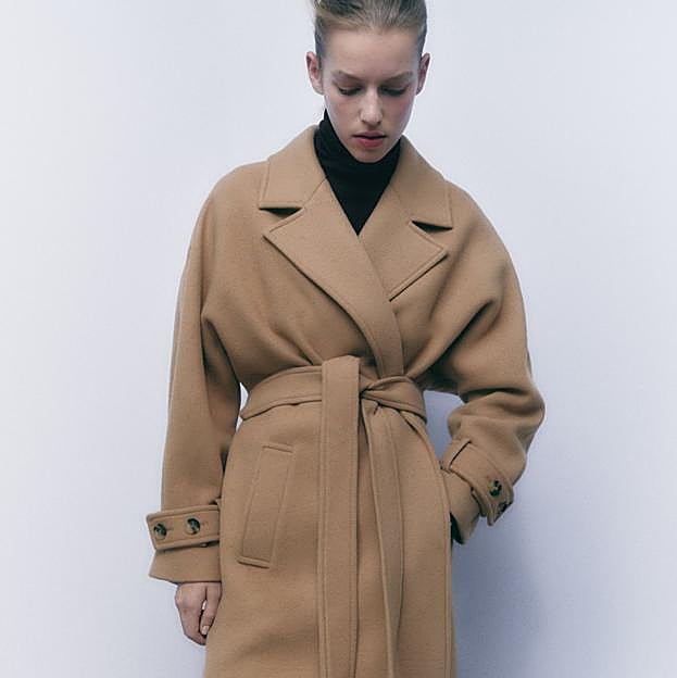 Imagen principal - Abrigo de paño con cinturón, jersey de punto y pantalón con estampado de cuadros. Todo de Zara.