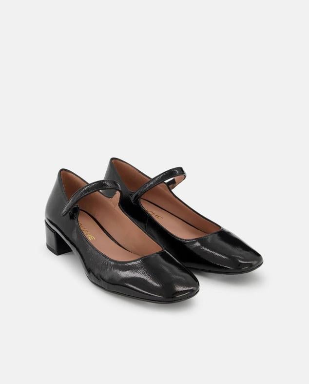 Bailarinas acharoladas con detalle de tira, punta redonda y tacón bajo, color negro, de Latouche. Puedes encontrarlas rebajadas por 66 euros.