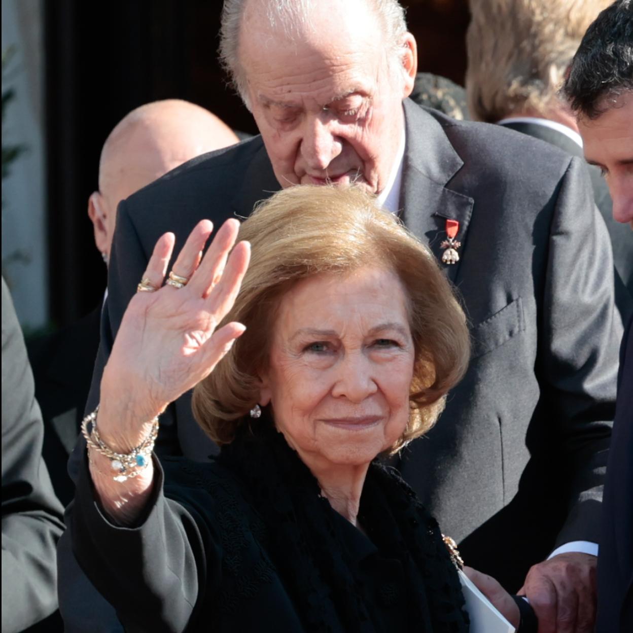 La reina Sofía a su salida de la ceremonia religiosa por el funeral de Constantino de Grcia. tras ella, el rey Juan Carlos.