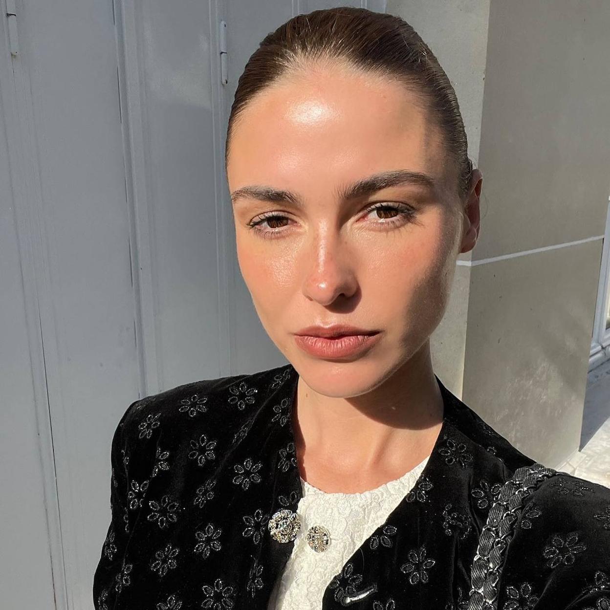 La piel tersa de la modelo se obtiene con cremas hidratantes de escualeno