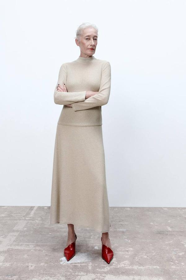 Falda midi con vuelo, tiro alto, cintura elástica y tejido adornado con hilo brillante dorado, en beige, de Zara. Consíguela por 17,99 euros, con descuento.