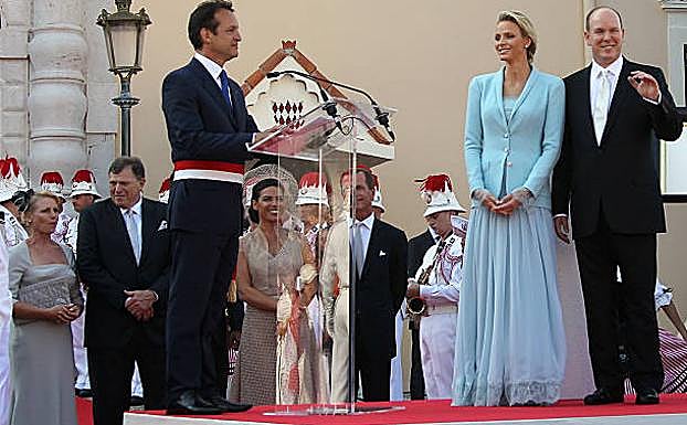 Los padres de Charlène, en un discreto segundo plano en uno de los actos de la boda de la princesa y Alberto II.