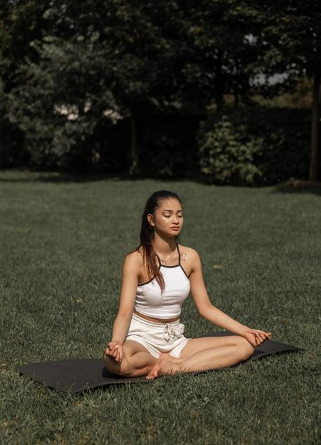 Imagen - Mujer respirando en postura de yoga/PEXELS