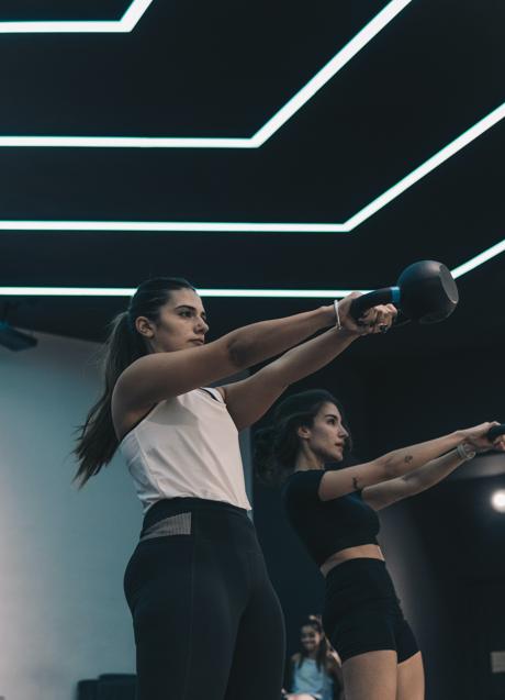 Imagen - Mujeres con pesas rusas/PEXELS