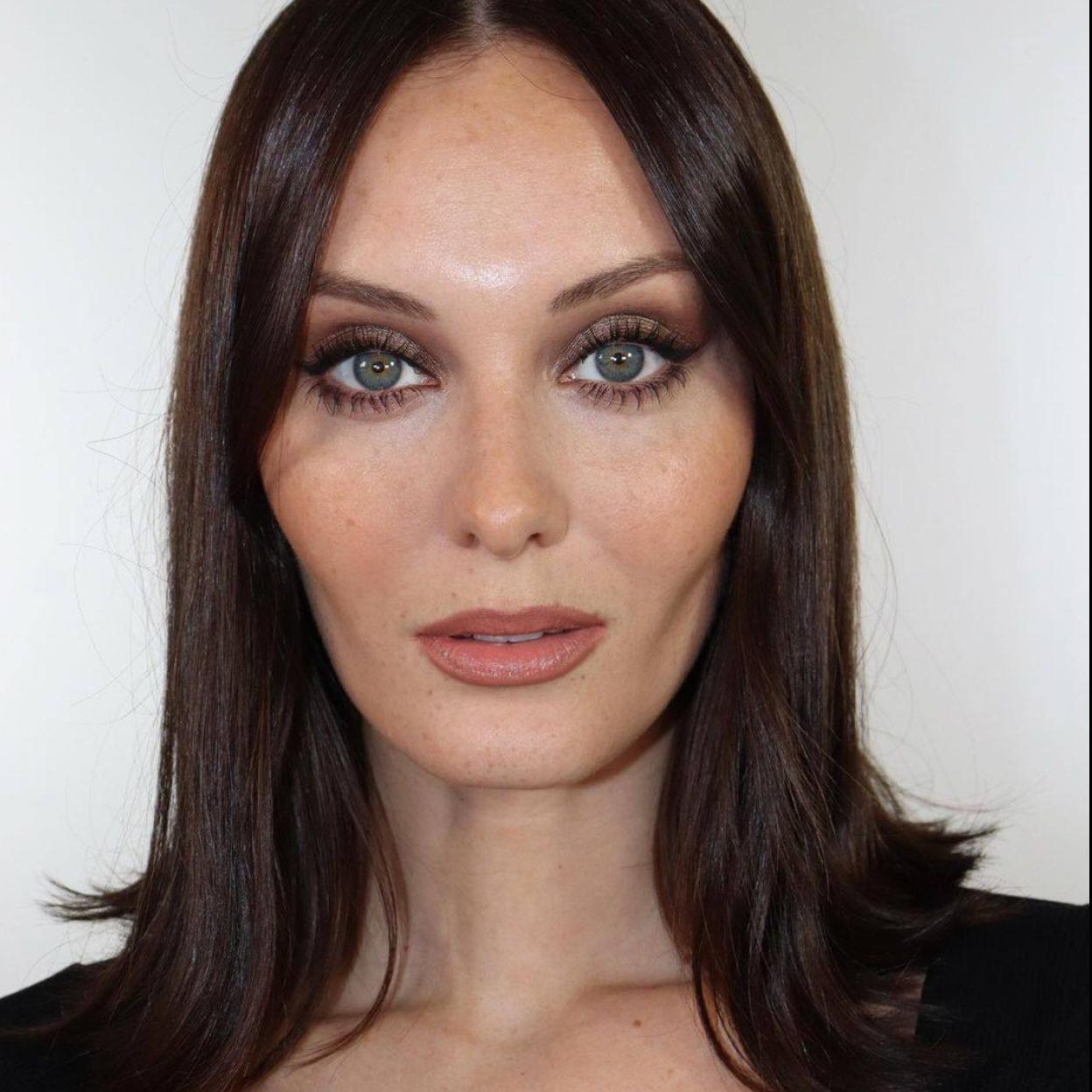 Una piel tan lisa y definida como la de la modelo se puede obtener con factores del crecimiento