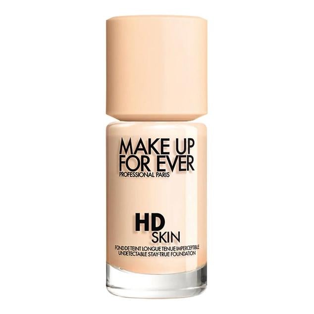 HD Skin Foundation de Make Up For Ever contiene un sistema de micropiel que se fusiona para no agrietarse ni producir pliegues o acumulaciones, pareciendo que es nuestra tez desnuda. Perdura durante 24 horas sin oxidarse, resiste al agua y al sudor y, corrige y difumina todo tipo de imperfecciones.