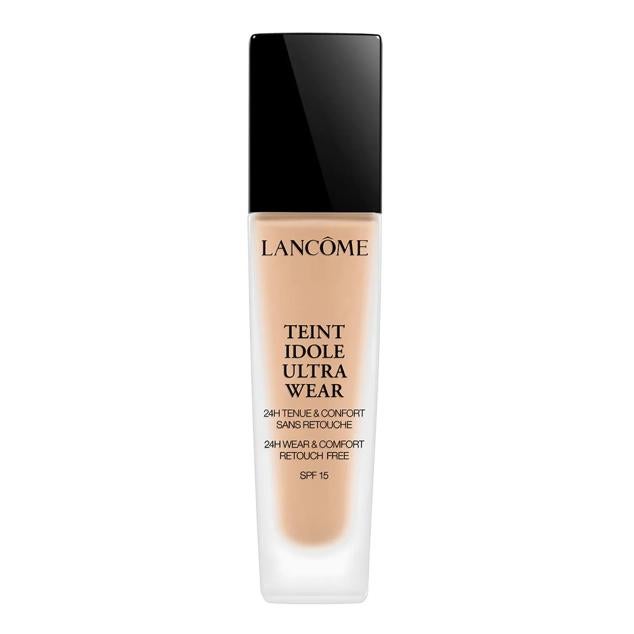 Teint Idole Ultra Wear de Lâncome es una de las bases favoritas de las celebridades por lo perfecto que deja el rostro y lo mucho que aguanta, resistiendo hasta 24 horas, con una alta cobertura, un acabado mate aterciopelado natural y una luminosidad sin brillos indeseados.