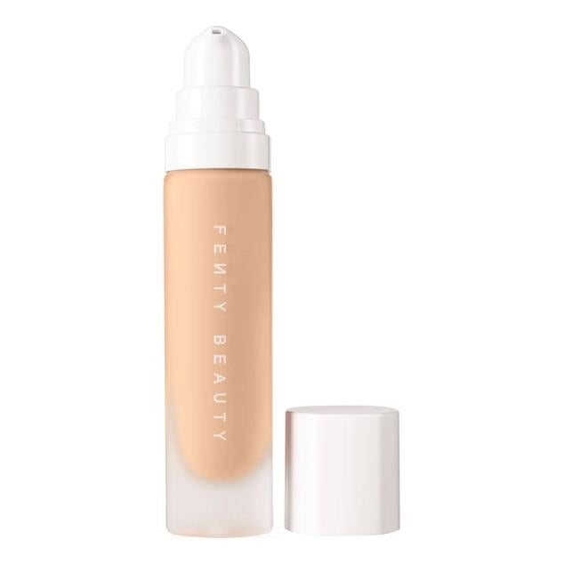 Pro Filt'r Soft Matte Longwear Foundation de Fenty ofrece el acabado más liso, sin arrugas, poros o brillos, pero con un efecto segunda piel imperceptible. Tiene cobertura de media a total y resiste a sudor y humedad, sin obstruir poros. Y, su duración se extiende impecable hasta el final del día.