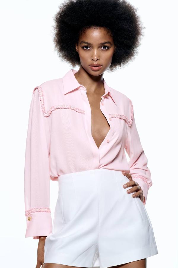 Blusa fluida con cuello solapa, manga larga, cierre de botones y detalles a tono en tejido de estructura, rosa claro, de Zara. Está disponible en rebajas a 15,99 euros.