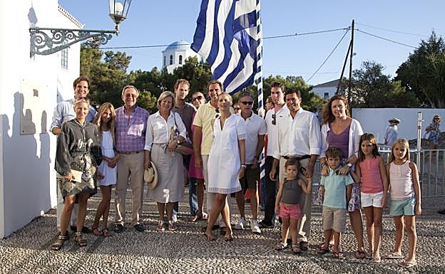 Constantino y Ana María de Grecia con sus hijos, yernos, nueras y nietos en una foto familiar de vacaciones.