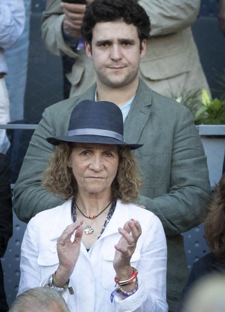 Imagen - Una de las escasas ocasiones en las que se ha podido fotografiar a la infanta Elena junto a su hijo mayor, Froilán: en las gradas, asistiendo a un partido de tenis. (Foto: GTRES)