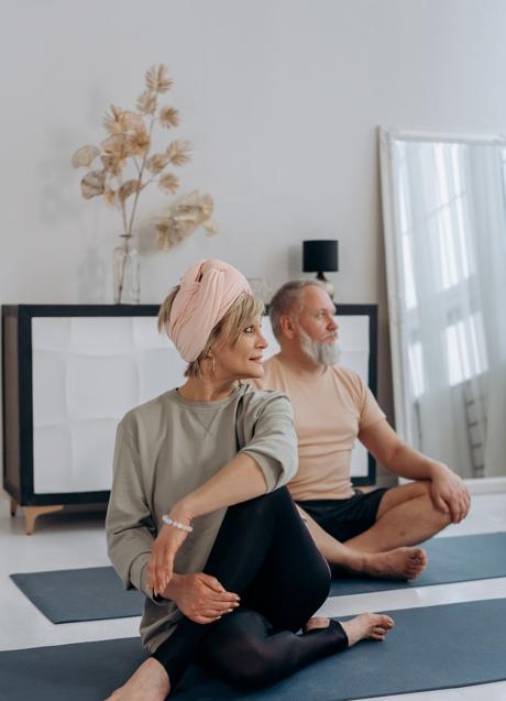 Imagen - Pareja haciendo yoga/PEXELS