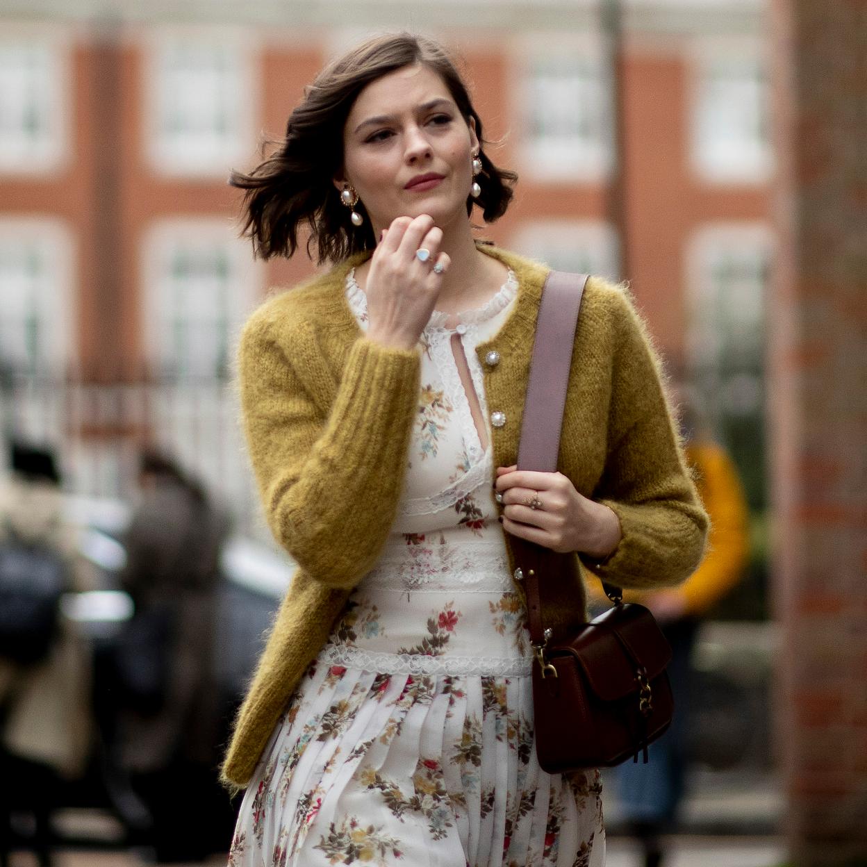 Un look de street style con una chaqueta de punto.