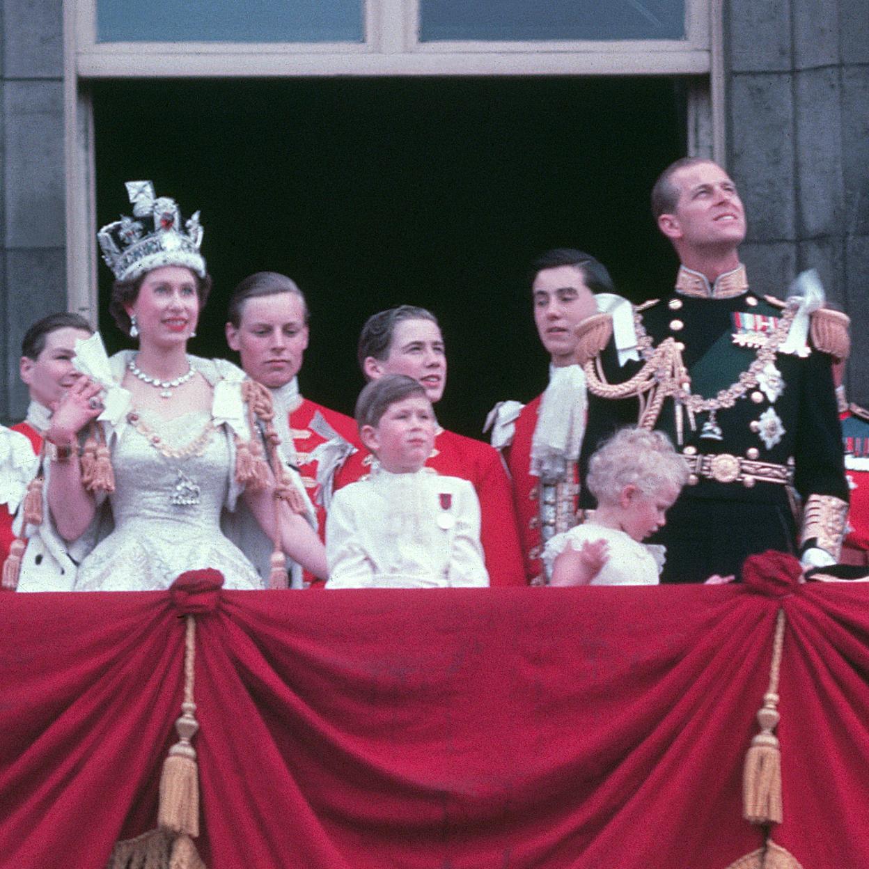 Isabel II el día de su coronación con el príncipe Carlos, la princesa Ana y Felipe de Edimburgo.