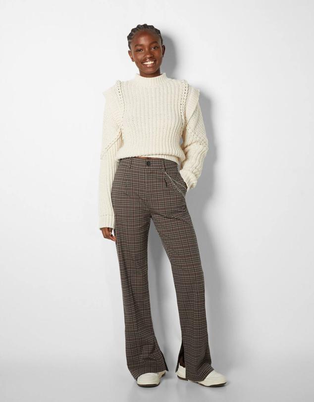 Pantalón tailoring con perneras anchas terminadas en abertura, tiro alto y bolsillos, en estampado a cuadros marrón, de Bershka. Cómpralo con descuento por 12,99 euros.
