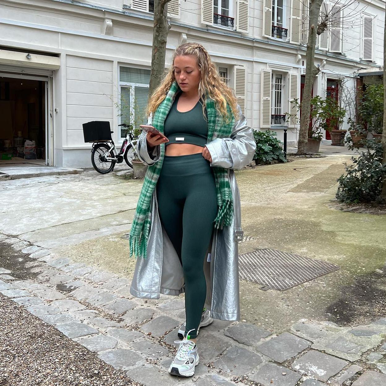 Influencer Freja Settergren con ropa deportiva