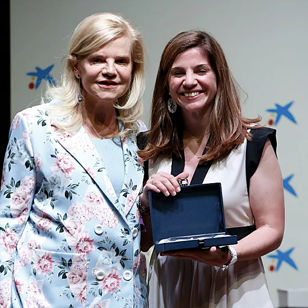 La psiquiatra y autora de 'best sellers' Marian Rojas, posa junto a su madre, Isabel Estapé, en una entrega de premios. 