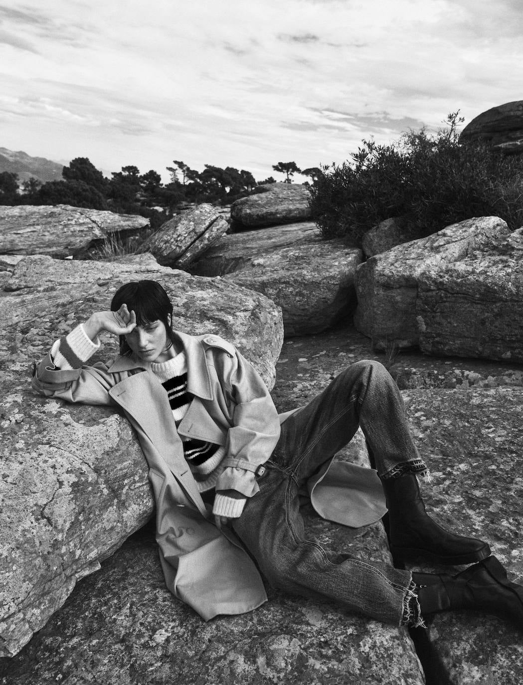 Gabardina, jersey y vaquero, de Celine. Las botas son de Tod's.