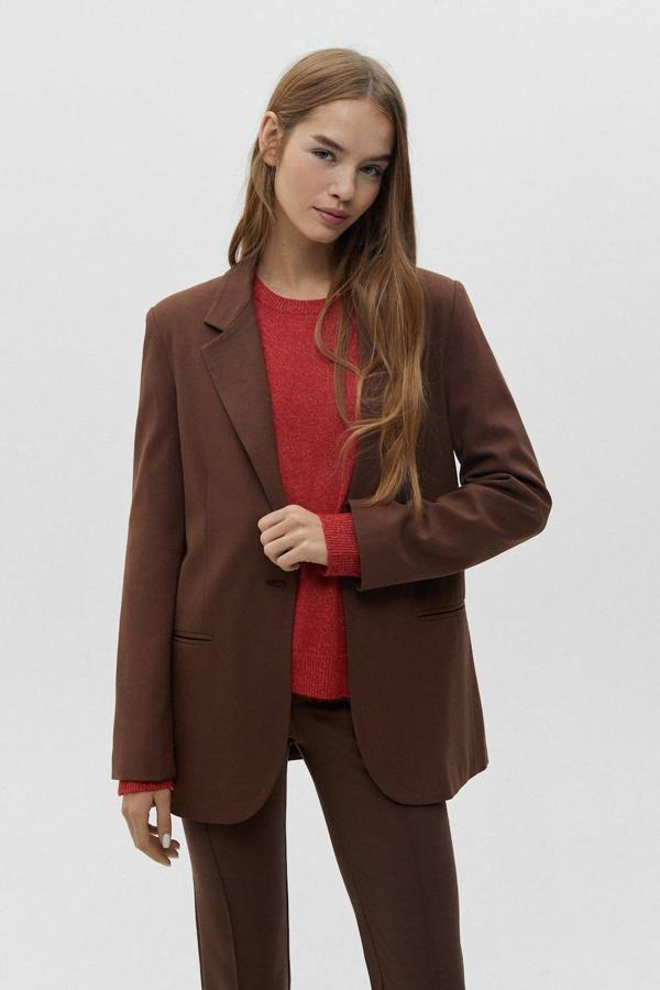 Blazer básica con hombros marcados, manga larga, cuello solapa y cierre de botón tono marrón oscuro, de Pull&Bear. Su precio rebajado es de 19,99 euros.
