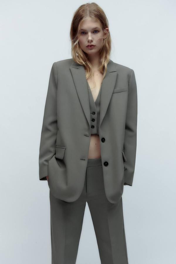 Blazer masculina oversize con hombros marcados, manga larga, cuello solapa con muesca y bolsillo, tono gris, de Zara. Cuesta 29,99 euros, rebajada.