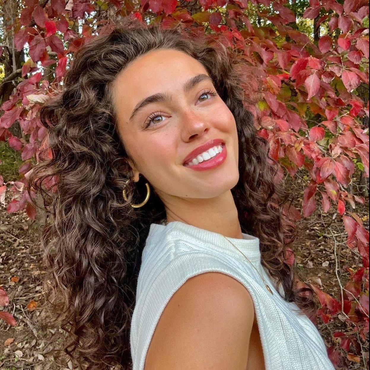 El pelo rizado, tan brillante, de la influencer, lo conseguirás con estos champús detox