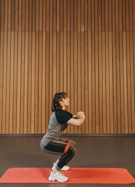 Imagen - Mujer haciendo sentadillas/PEXELS