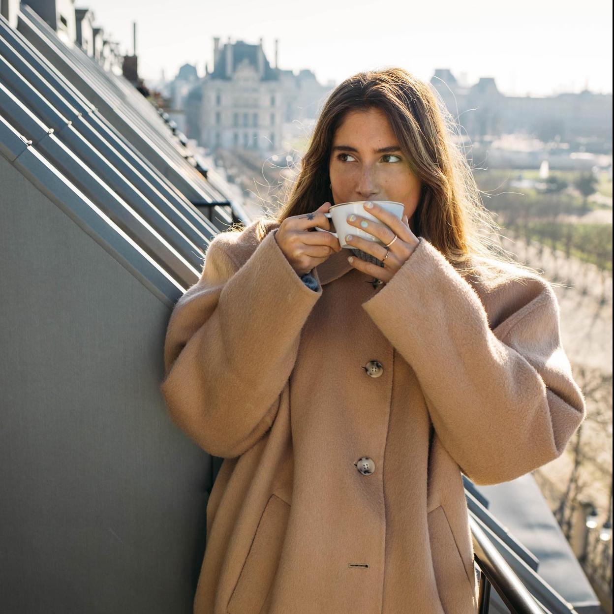 Belen Hostalet tomando una infusión