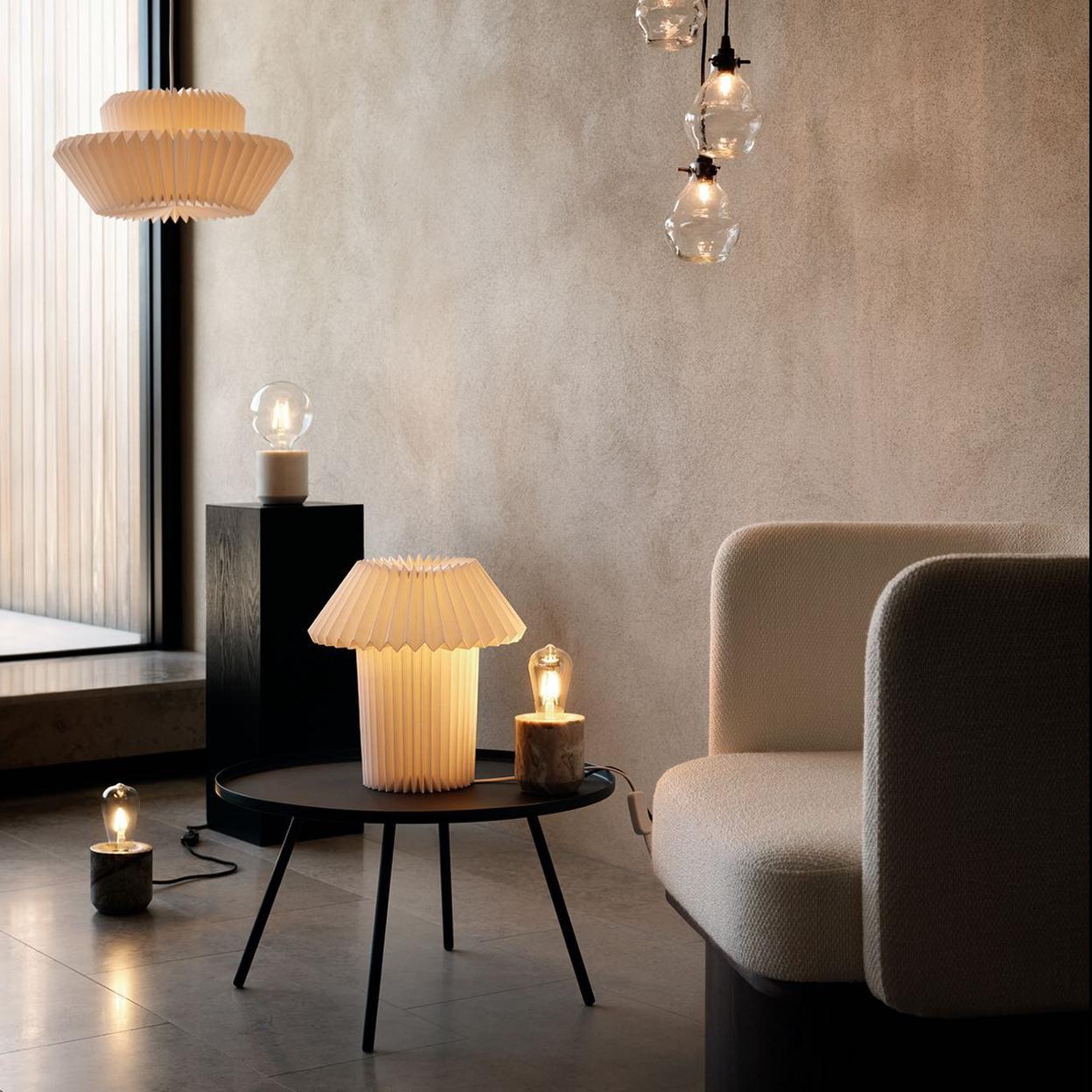 Salón decorado con lámparas de H&M Home