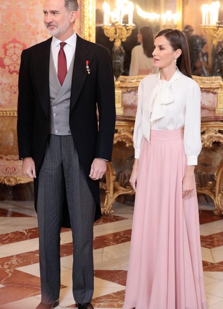 Imagen - La reina Letizia eligió unos originales pendientes de colores para dulcificar aún más su look rosa. (Foto: GTRES)