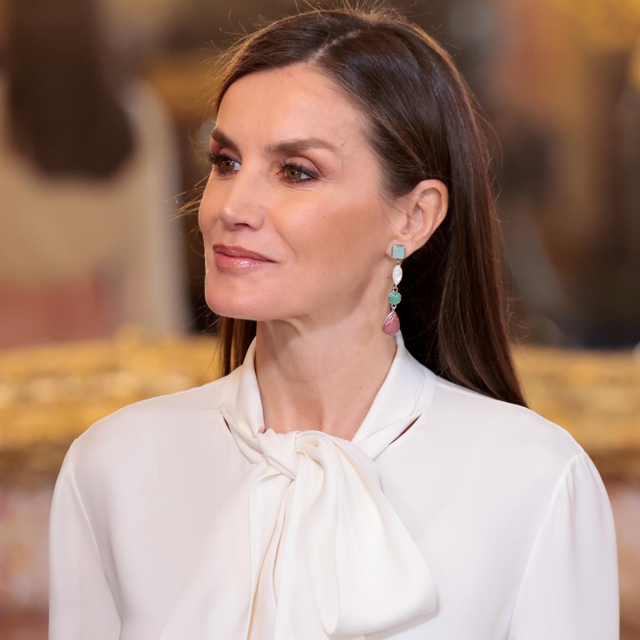La reina Letizia volvió a sorprender con una combinación de falda larga rosa, camisa blanca y pendientes de colores en la recepción al Cuerpo Diplomático. 