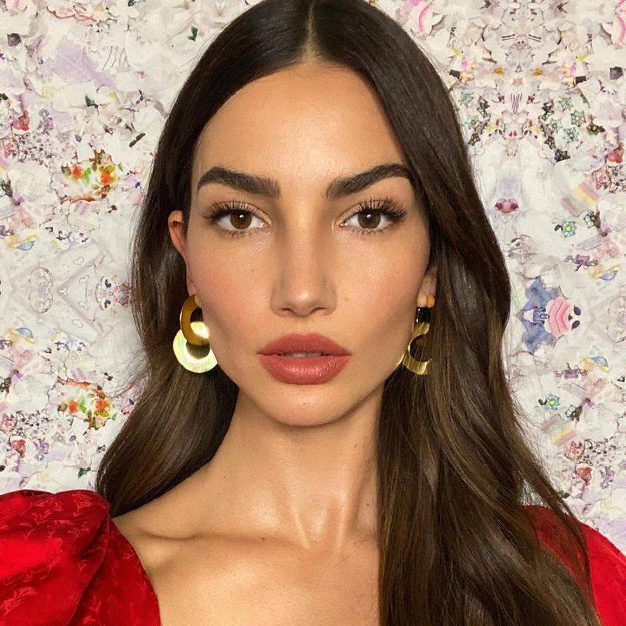 La piel lisa y uniforme de Lily Aldridge puede alcanzarse con eestos sérums antiedad