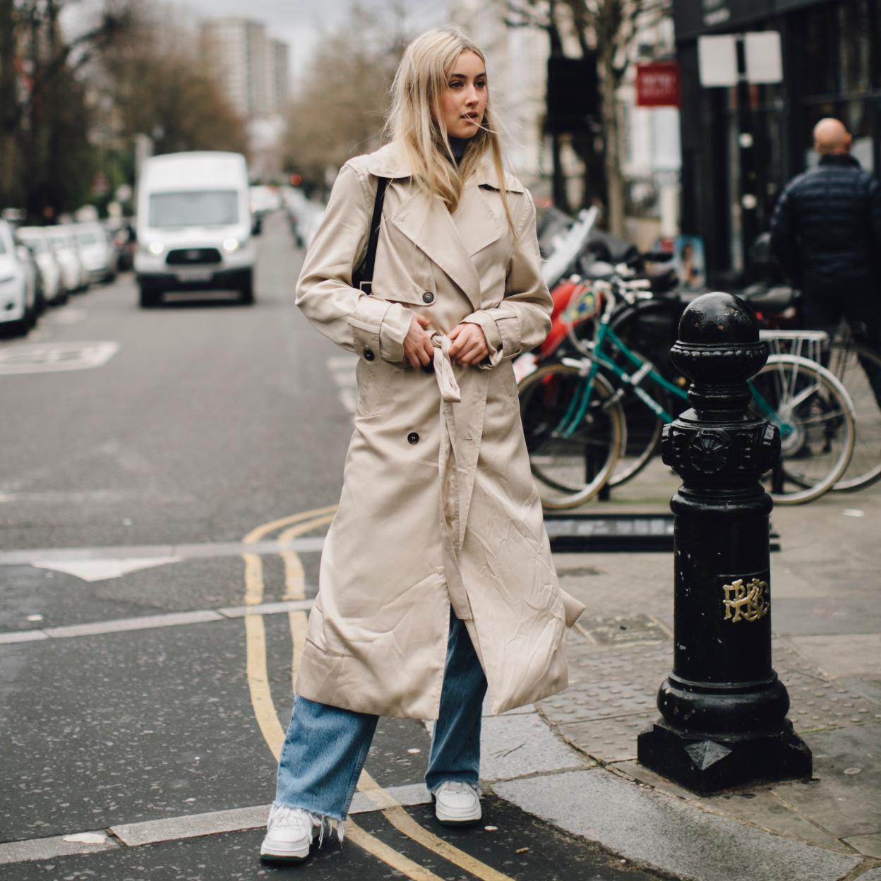 Una mujer con zapatillas deportivas.