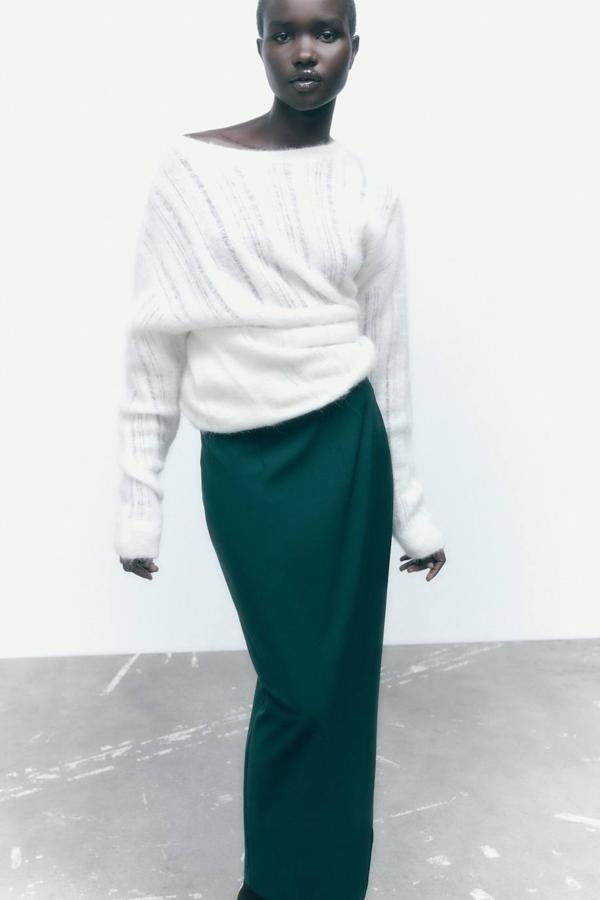 Falda midi de tubo con corte recto, tiro alto y abertura trasera, tono petróleo. Hazte con ella en rebajas por 19,99 euros.