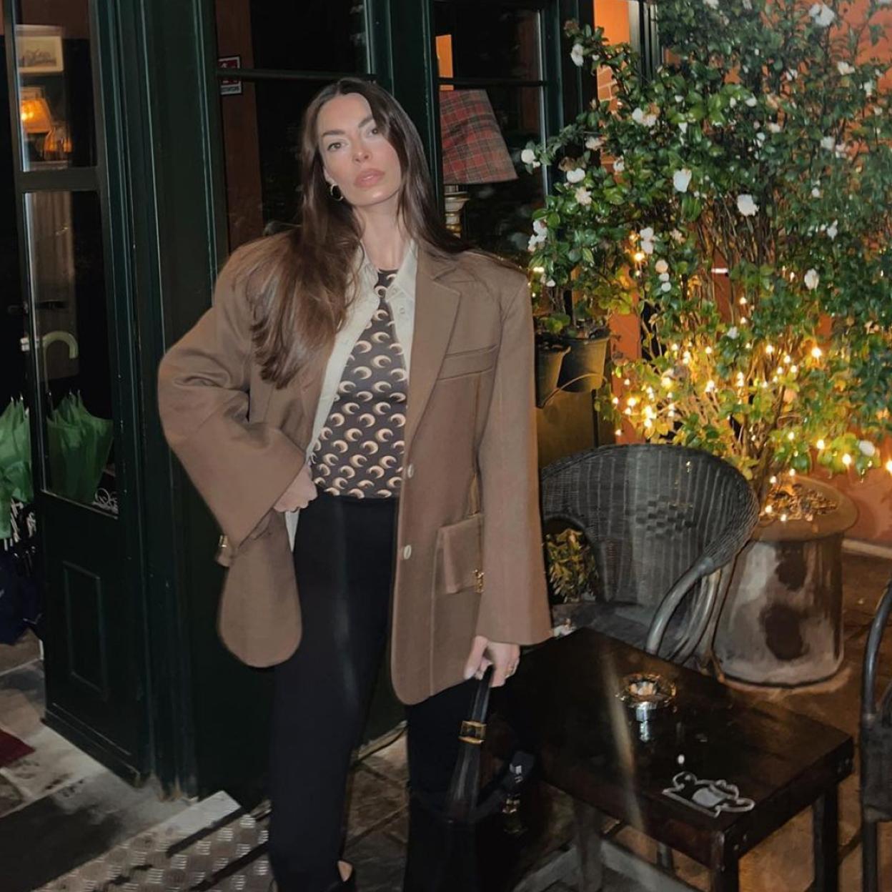 Estas camisas diferentes son preciosas y muy ponibles. 