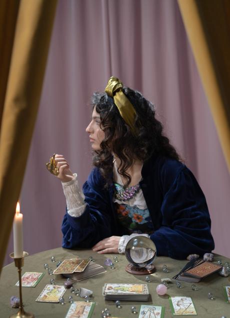 Imagen - Mujer con cartas del Tarot/PEXELS