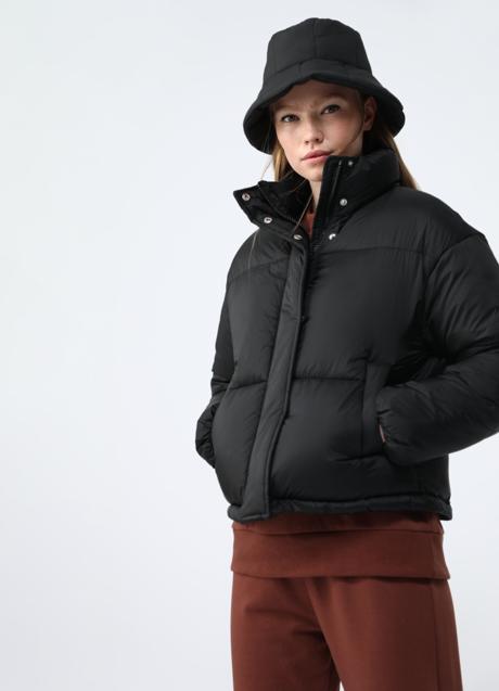 Imagen - Abrigo acolchado en negro de Lefties. Foto: Lefties.