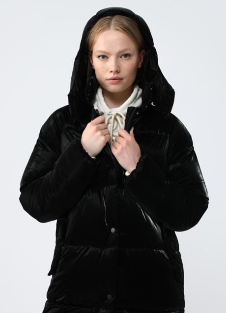 Imagen - Abrigo negro terciopelo de Lefties. Foto: Lefties.