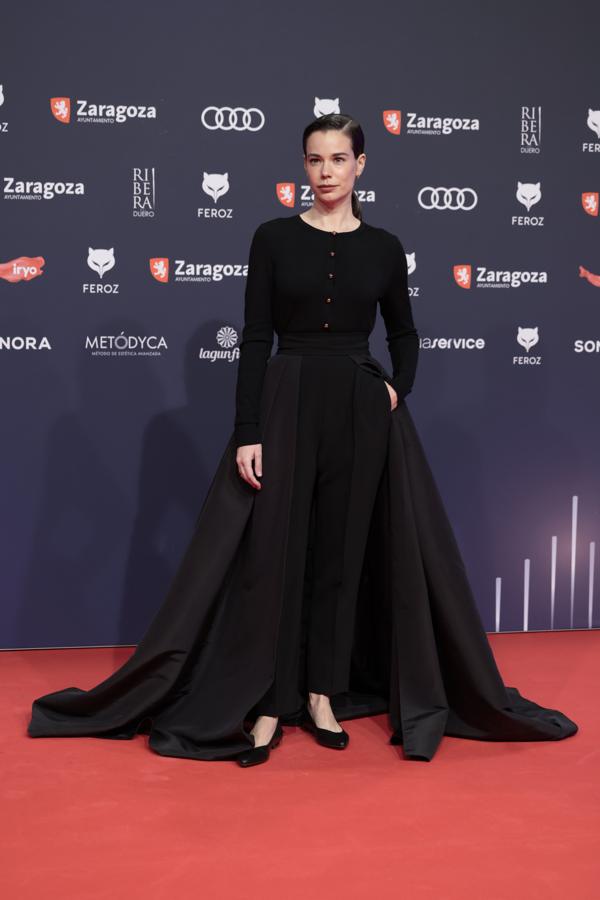 Laia Costa con un look sobrio y minimalista, pero con la elegancia de una capa sobre sus dos piezas. Incluso, se olvida de zapatos de tacón para lucir unas bailarinas. La actriz va maquillada por Raquel Álvarez para Chanel.