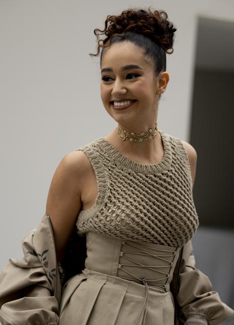 Imagen - Una mujer con moño alto y pelo rizado. Foto: Imaxtree.