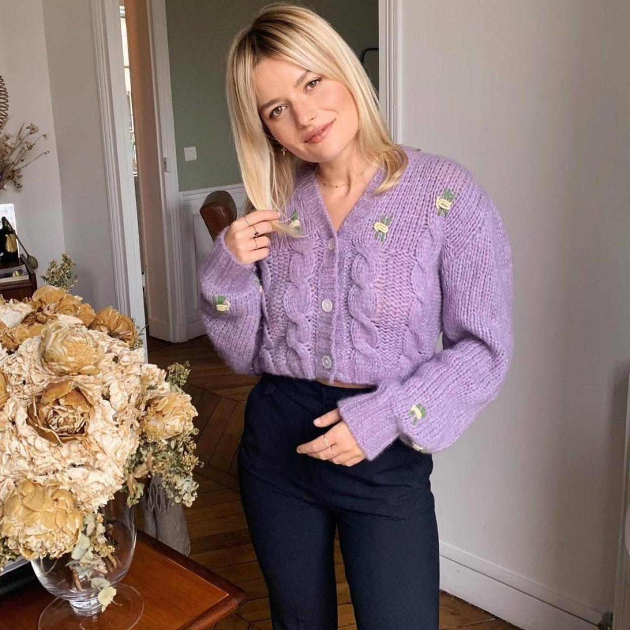 La influencer lleva un jersey romántico con bordado de flores