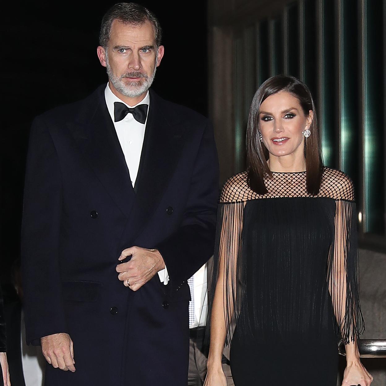 Los reyes Felipe y Letizia han querido dejarse fotografiar juntos a la salida de un restaurante de Madrid, donde quedaron a cenar con una pareja de amigos. 