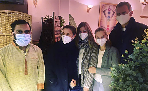 La familia real quiso sacarse un selfie con el propietario del restaurante indio en el que celebró el 49 cumpleaños de la reina. 