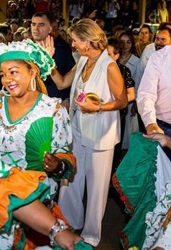 Imagen secundaria 2 - Máxima de Holanda con un chaleco blanco de Zara.