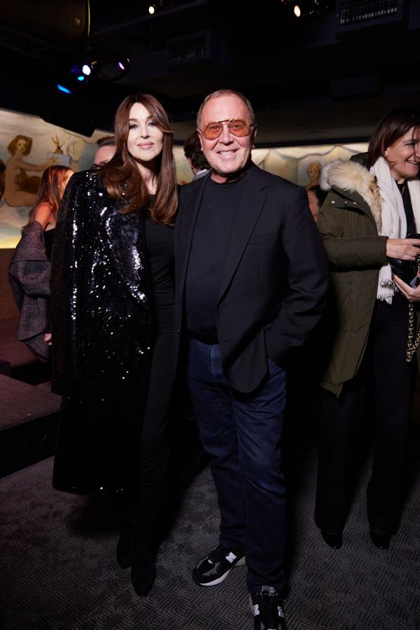Monica Bellucci y Michael Kors posan juntos en el cocktail organizado por el propio diseñador en el Café Carlyle en el Upper East Side.
