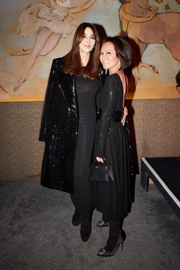 Además, posó junto a diferentes personalidades de la sociedad norteamericana, como es el caso de la periodista Lina Choo. 