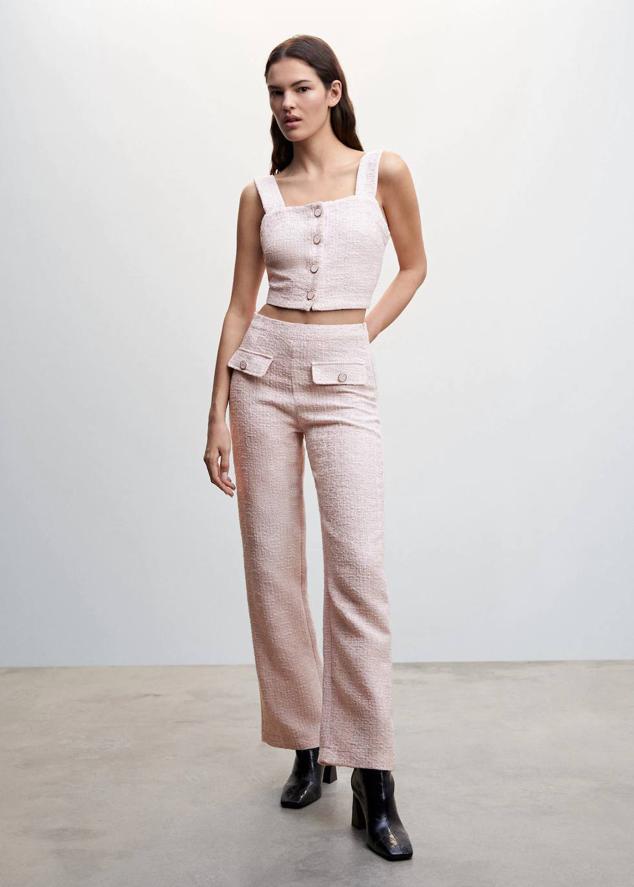 Conjunto de tweed con pantalón largo y top de tirantes anchos, en rosa claro, de Mango. Cómpralo por 49,99 euros y 29,99 euros.