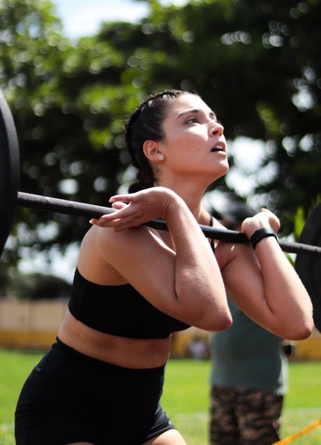 Imagen - Mujer levantando peso/PEXELS