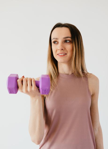 Imagen - Mujer con pesas/PEXELS