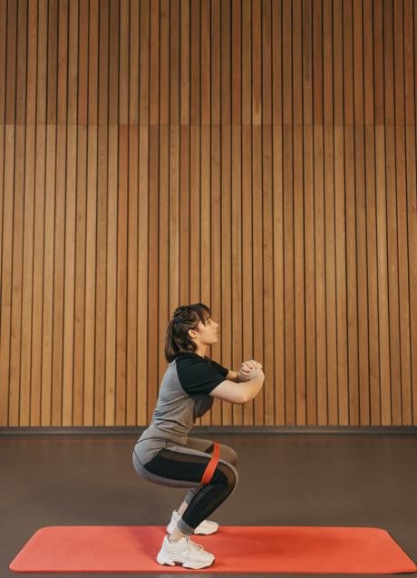 Imagen - Mujer haciendo sentadillas/PEXELS