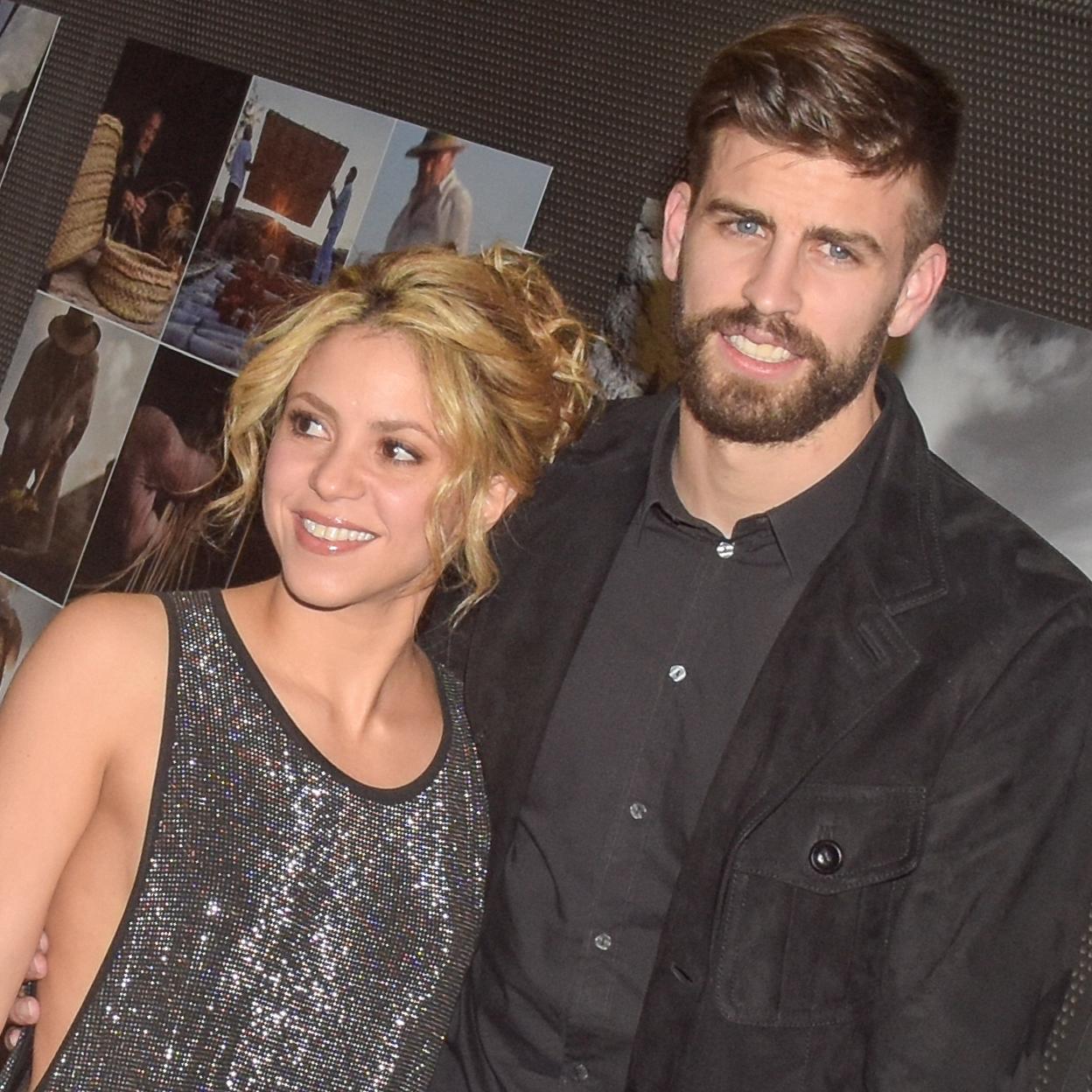 Shakira y Gerard Piqué dejaron de convivir en marzo de 2021, cuando la cantante pidió al futbolista que abandonara la casa familiar y se trasladara a su piso de soltero. 